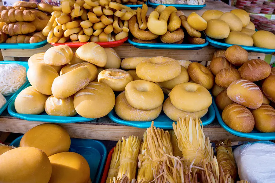 Копченые сыры на рынке