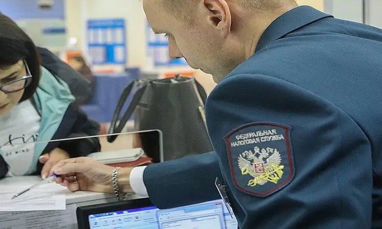 Сотрудник ФНС
