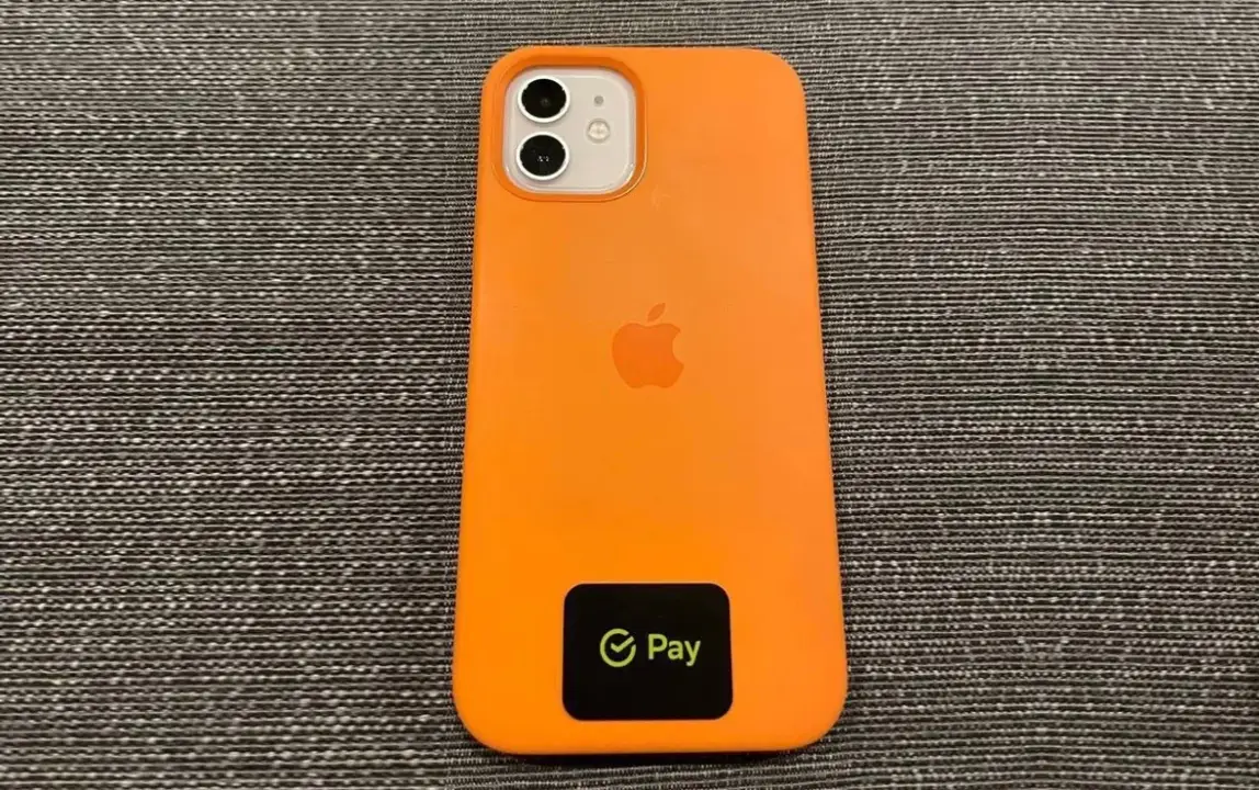 Стикер Сбербанк на чехле iPhone