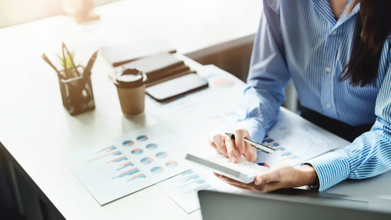 Самозанятый за калькулятором