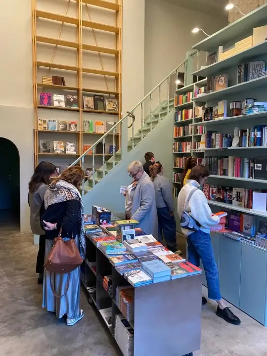 Книжный магазин с клиентами