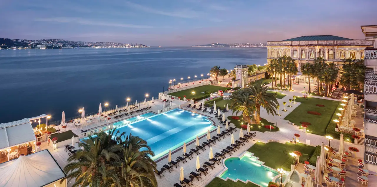 Легендарный дворец-отель Çırağan Palace Kempinski на берегу Босфора