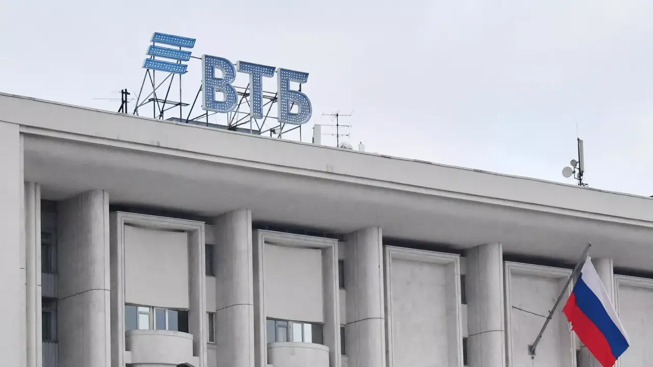 Фото из архива. Вывеска банка ВТБ в Москве
